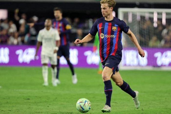 Frenkie de Jong saat beraksi membela Barcelona menghadapi Real Madrid di Allegiant Stadium, Las Vegas (23/7/2022).