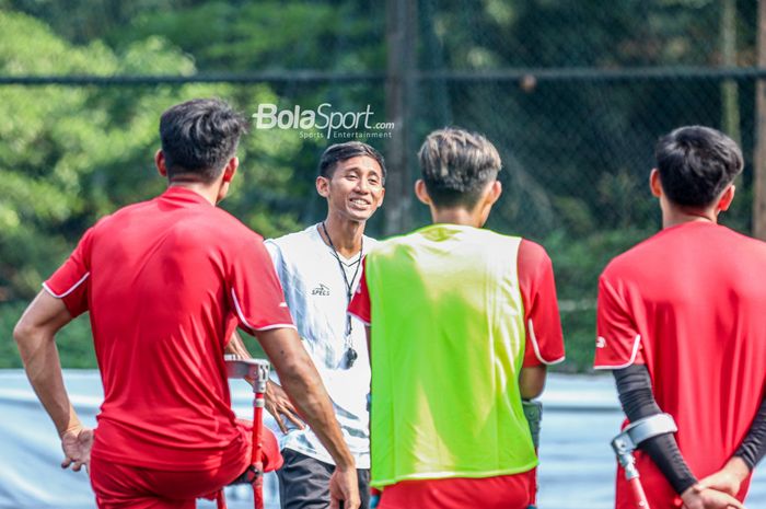 Pelatih timnas amputasi Indonesia atau Garuda INAF, Bayu Guntoro, sedang memberikan intruksi ke para pemainnya saat latihan di Lapangan Serena Hills, Karang Tengah, Jakarta Selaran 27 Juli 2022.