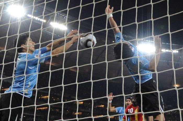 Striker timnas Uruguay, Luis Suarez, menepis bola menggunakan tangan dalam laga perempat final Piala Dunia 2010 kontra timnas Ghana di Stadion Soccer City, 2 Juli 2010.