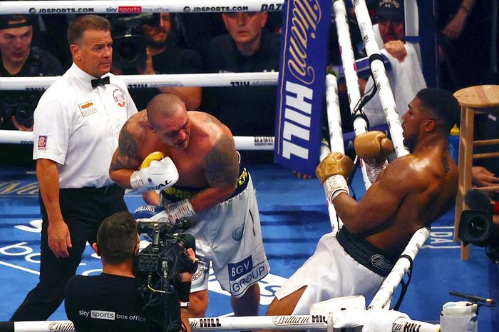 Petinju Ukraina, Oleksandr Usyk, mencoba memukul juara dunia kelas berat asal Inggris Raya, Anthony Joshua, pada  laga perebutan gelar di Tottenham Hotspur Stadium, London, Inggris, 25 September 2021. Usyk menang angka atas Joshua.