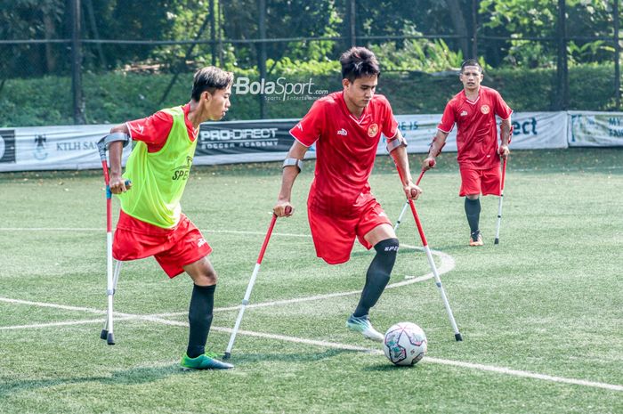 Kapten timnas amputasi Indonesia atau Garuda INAF, Aditya (kanan), sedang menguasai bola ketika berlatih di Lapangan Serena Hills, Karang Tengah, Jakarta Selaran 27 Juli 2022.