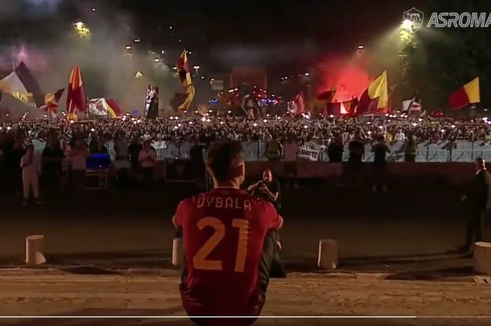 Momen perkenalan Paulo Dybala di depan 10 ribu fan AS Roma, Selasa (26/7/2022).