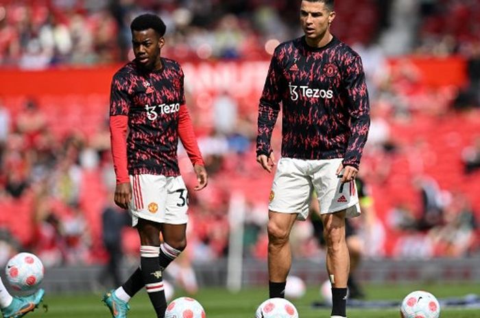 Cristiano Ronaldo (kanan) bersama Anthony Elanga dalam sesi pemanasan Manchester United jelang duel Liga Inggris kontra Norwich di Old Trafford (16/4/2022).