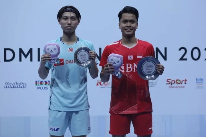 Anthony Sinisuka Ginting berdiri di podium juara Singapore Open 2022 bersama runner-up Kodai Naraoka (Jepang).