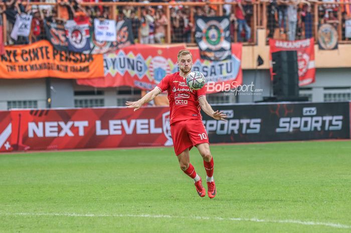 Gelandang Persija Jakarta, Hanno Behrens, sedang menguasai bola ketika bertanding di Stadion Wibawa Mukti, Cikarang, Jawa Barat, 16 Juli 2022.