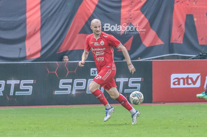 Penyerang Persija Jakarta, Michael Krmencik, nampak sedang menguasai bola ketika bertanding di Stadion Wibawa Mukti, Cikarang, Jawa Barat, 16 Juli 2022.