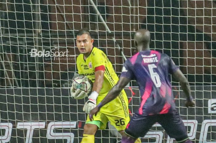 Kiper Persija Jakarta, Andritany Ardhiyasa (kiri), sedang menguasai bola ketika bertanding di Stadion Wibawa Mukti, Cikarang, Jawa Barat, 16 Juli 2022.