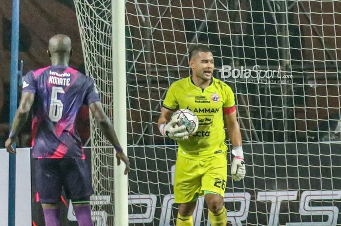 Kiper Persija Jakarta, Andritany Ardhiyasa (kanan), sedang menguasai bola ketika bertanding di Stadion Wibawa Mukti, Cikarang, Jawa Barat, 16 Juli 2022.