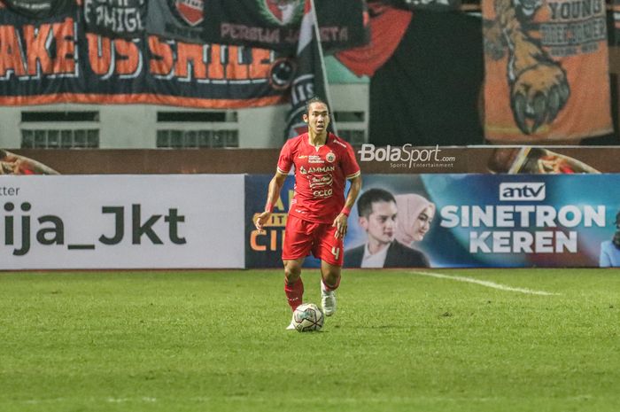 Bek Persija Jakarta, Ryuji Utomo, nampak sedang menguasai bola ketika bertanding di Stadion Wibawa Mukti, Cikarang, Jawa Barat, 16 Juli 2022.