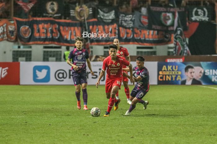 Gelandang Persija Jakarta, Hanif Sjahbandi (kiri) sedang menguasai bola dan dibayangi pemain RANS Nusantara FC bernama Sandi Sute (kanan) ketika bertanding di Stadion Wibawa Mukti, Cikarang, Jawa Barat, 16 Juli 2022.