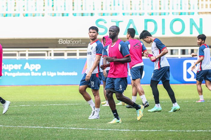 Sandi Sute (kiri) dan Makan Konate (kanan) nampak sedang mengikuti latihan RANS Nusantara FC di Stadion Pakansari, Bogor, Jawa Barat, 28 Juli 2022.