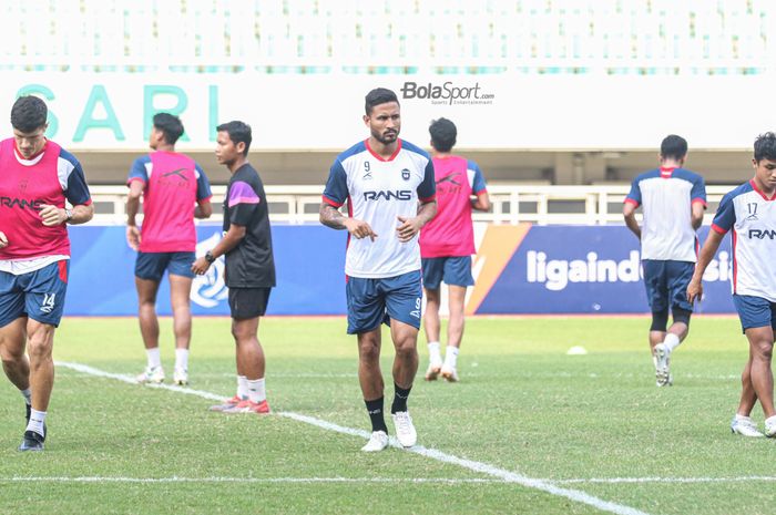 Mantan pemain Persib Bandung dan PSS Sleman, Wander Luiz (tengah), nampak mengikuti latihan bersama RANS Nusantara FC di Stadion Pakansari, Bogor, Jawa Barat, 28 Juli 2022.