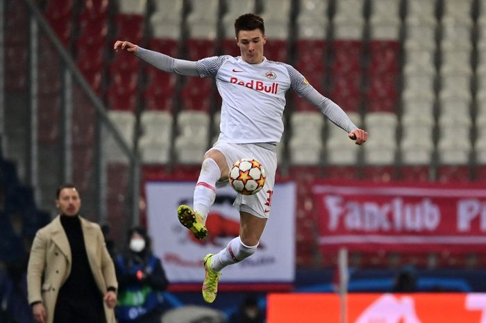 Aksi Benjamin Sesko dalam duel RB Salzburg melawan Sevilla pada fase grup Liga Champions di Salzburg (8/12/2021).