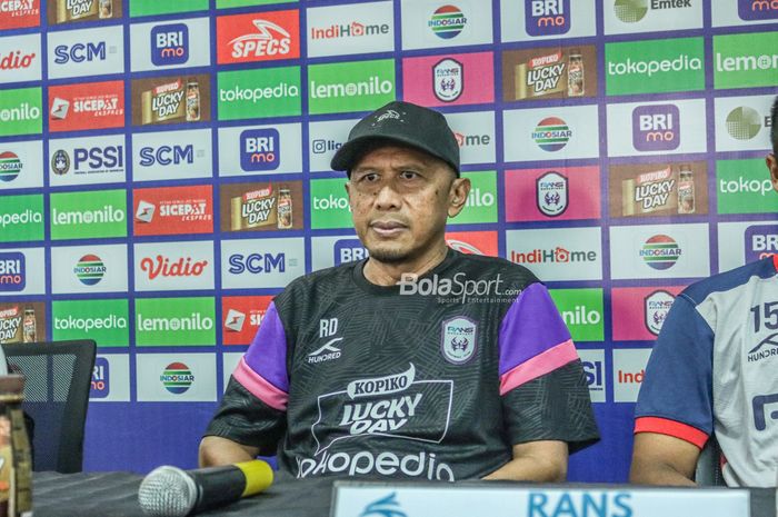 Pelatih RANS Nusantara FC, Rahmad Darmawan, nampak hadir dalam sesi jumpa pers di Stadion Pakansari, Bogor, Jawa Barat, 28 Juli 2022.