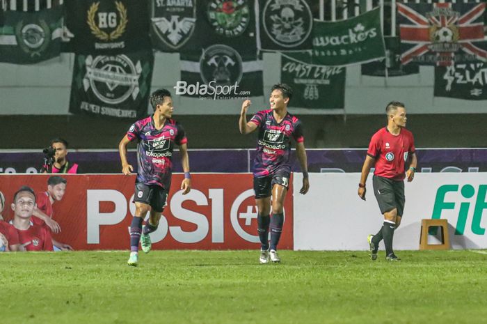 Penyerang PSS Sleman, Septian Bagaskara, nampak lmelakukan sedikit selebrasi seusai mencetak gol di Stadion Pakansari, Bogor, Jawa Barat, 29 Juli 2022.