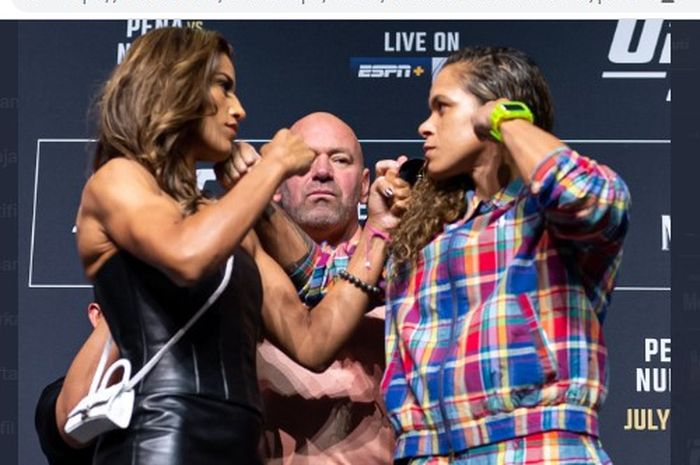 Juliana Pena (kiri) dan Amanda Nunes (kanan) ketika melakukan sesi face-off pada Kamis (28/7/2022) jelang UFC 277.