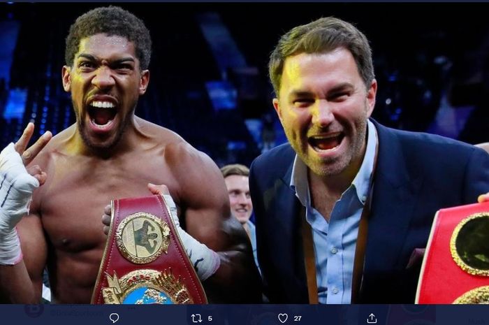 Anthony Joshua (kiri) berfoto bersama promotornya, Eddie Hearn (kanan)