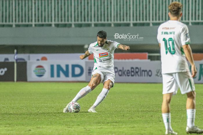 Bek PSS Sleman, Tallyson Luca Souza Duarte Vanconcelos (Tallyson Duarte), nampak sedang menendang bola ketika bertanding  di Stadion Pakansari, Bogor, Jawa Barat, 29 Juli 2022.