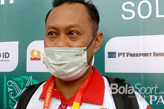 Pelatih tim nasional basket kursi roda, Fajar Brilianto, berbicara kepawa awak media setelah pertandingan Indonesia vs Filipina pada basket 3x3 putra di GOR Sritex, Surakarta, 30 Juli 2022.