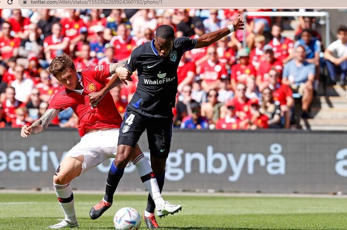 Bek Manchester United, Victor Lindelof, berebut bola dengan gelandang Atletico Madrid, Geoffrey Kondogbia, dalam laga uji coba yang berlangsung di Stadion Ullevaal, Oslo, Norwegia pada Sabtu (30/7/2022).