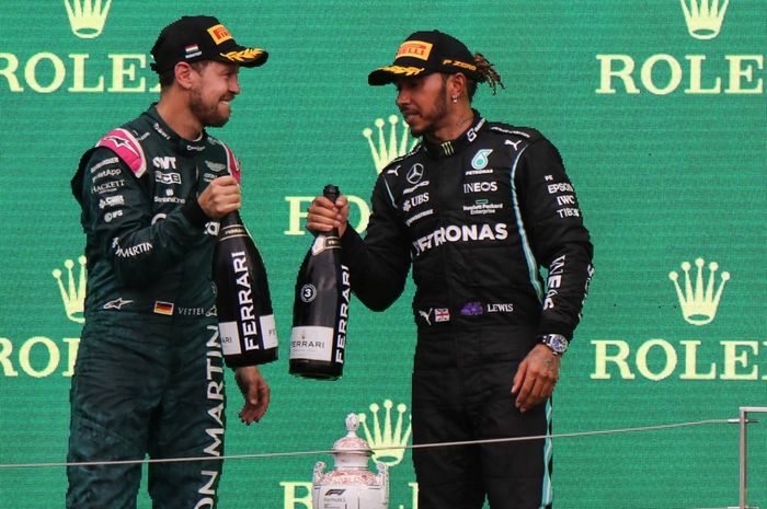 Pembalap Aston Martin, Sebastian Vettel, dan pembalap Mercedes, Lewis Hamilton, merayakan podium mereka pada balapan Formula 1 GP Hongaria di Hungaroring, Hongaria, 1 Agustus 2021.