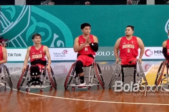 Timnas basket kursi roda Indonesia saat bersiap-siap jelang menghadapi Thailand pada basket 3x3 putra ASEAN Para Games 2022 di GOR Sritex, Surakarta, 30 Juli 2022. Dari kiri: Denih, Ivo Shadan, Komang Suparta, Kasep Ayatulloh, Danu Kuswantoro.