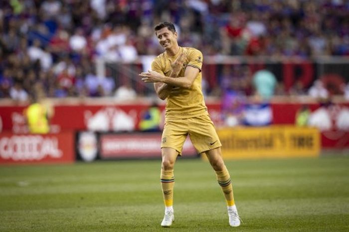 Reaksi Robert Lewandowski usai gagal memanfaatkan peluang menjadi gol dalam duel Barcelona lawan New York Red Bulls di New Jersey, AS (30/7/2022).