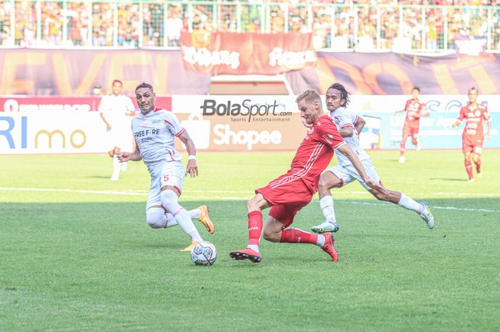 Gelandang serang Persija Jakarta, Hanno Behrens (tengah), sedang menguasai bola ketika bertanding dan dibayangi dua pemain Persis Solo bernama Javier Xavier (kiri) dan Taufiq Febriyanto (kanan) di Stadion Patriot Candrabhaga, Bekasi, Jawa Barat, 31 Juli 2022