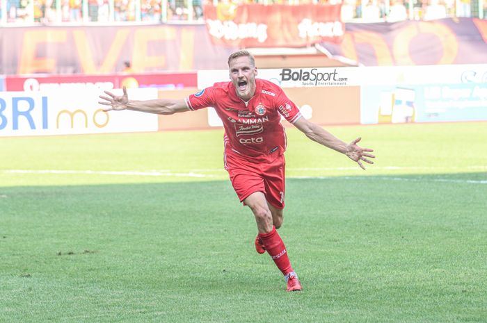 Gelandang Persija Jakarta, Hanno Behrens, melakukan selebrasi saat mencetak gol ketika bertanding di Stadion Patriot Candrabhaga, Bekasi, Jawa Barat, 31 Juli 2022.