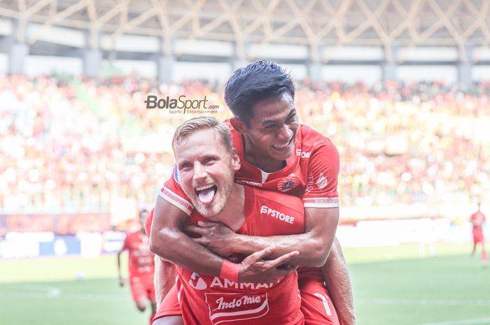 Bek Persija Jakarta, Firza Andika (belakang), sedang memeluk Hanno Behrens (depan) yang mampu mencetak gol ketika bertanding di Stadion Patriot Candrabhaga, Bekasi, Jawa Barat, 31 Juli 2022.