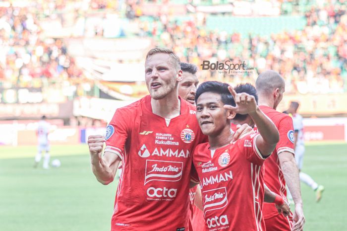 Bek Persija Jakarta, Firza Andika (kanan), nampak melalukan selebrasi dengan Hanno Behrens (kiri) yang mampu mencetak gol ketika bertanding di Stadion Patriot Candrabhaga, Bekasi, Jawa Barat, 31 Juli 2022.