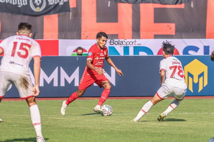 Bek sayap kanan Persija Jakarta, Frengky Deaner Missa (tengah),  sedang menguasai bola ketika bertanding di Stadion Patriot Candrabhaga, Bekasi, Jawa Barat, 31 Juli 2022 