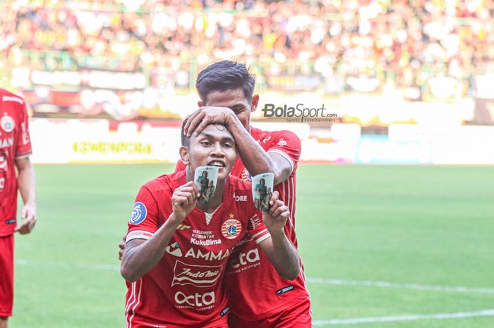 Bek sayap kanan Persija Jakarta, Frengky Deaner Missa (depan), sedang melakukan selebrasi seusai mencetak gol di Stadion Patriot Candrabhaga, Bekasi, Jawa Barat, 31 Juli 2022 