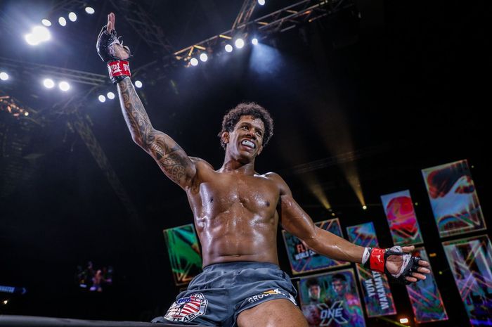 Juara kelas terbang ONE Championship, Adriano Moraes.