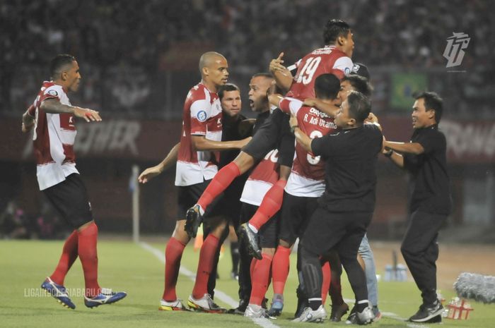 Skuad Madura United merayakan pesta gol di Liga 1 2022/2023.