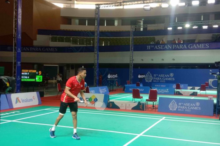 Tunggal putra para bulu tangkis Indonesia, Fredy Setiawan, saat berlaga di partai final beregu putra ASEAN Para Games 2022 di Edutorium UMS, Minggu (31/7/2022)