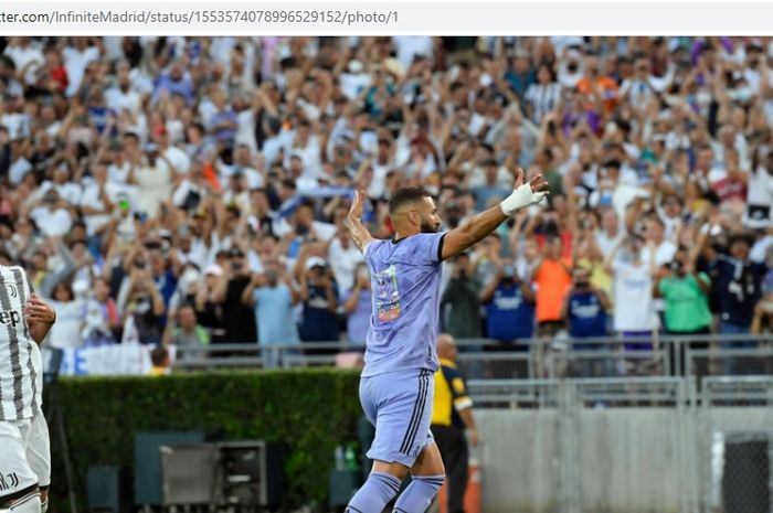 Striker Real Madrid, Karim Benzema, merayakan gol yang ia cetak ke gawang Juventus pada laga pramusim di Rose Bowl Stadium, Minggu (31/7/2022).