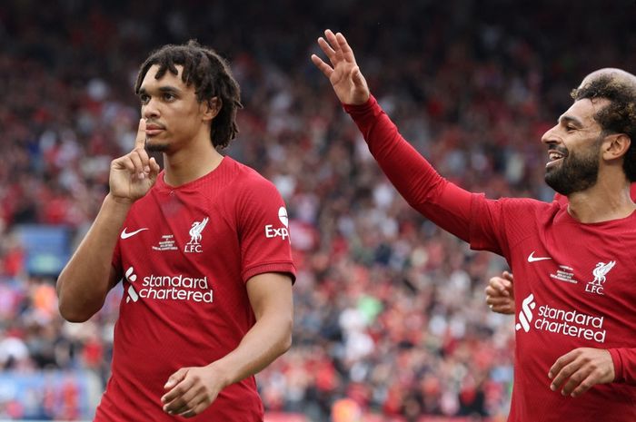 Bek kanan Liverpool, Trent Alexander-Arnold, melakukan selebrasi bareng Mohamed Salah dalam laga Community Shield kontra Manchester City di Stadion King Power, Sabtu (30/7/2022).