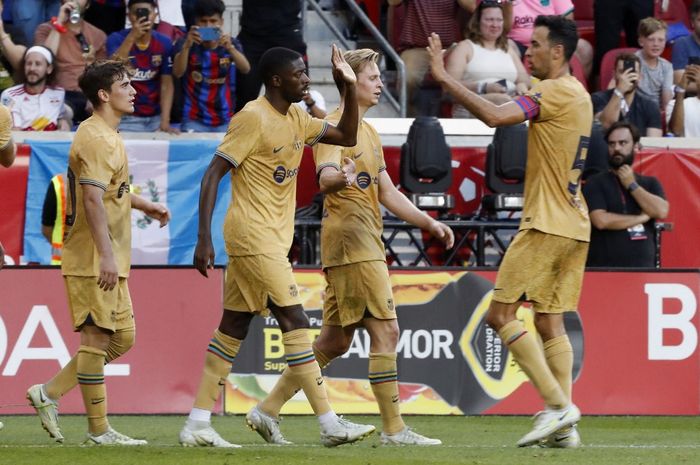 Pemain Barcelona merayakan gol Ousmane Dembele ke gawang New York Red Bulls di partai pramusim di New Jersey, AS (30/7/2022).