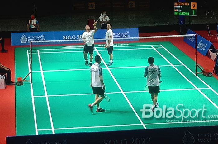 Pasangan ganda putra Indonesia, Hafizh Briliansyah Prawiranegara/Ukun Rukaendi (atas), saat menghadapi Bu Minh Hai/Nguyen Van Thuong (Vietnam) pada pertandingan nomor beregu putra ASEAN Para Games 2022 di Edutorium Universitas Muhammadiyah Surakarta, 31 Juli 2022.