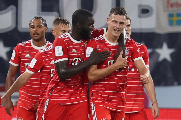 Para pemain Bayern Muenchen merayakan gol Benjamin Pavard ke gawang RB Leipzig dalam laga Piala Super Jerman di Stadion Red Bull Arena, Sabtu (30/7/2022).