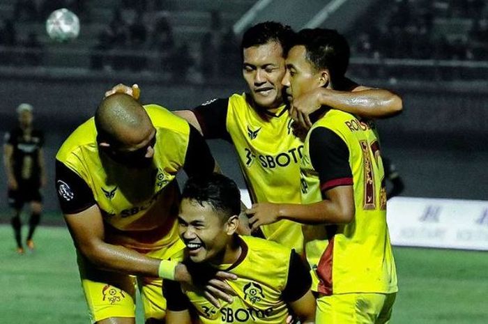 Para pemain Persikabo 1973 merayakan gol ke gawang Dewa United di laga pekan kedua Liga 1 2022/2023 di Stadion Indomilk Arena, Tangerang, Banten, Minggu (31/7/2022).