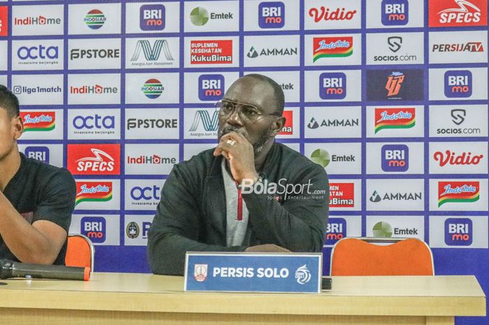 Pelatih Persis Solo, Jacksen Ferreira Tiago (Jacksen F Tiago), sedang memberikan keterangan kepada awak media  di Stadion Patriot Candrabhaga, Bekasi, Jawa Barat, 31 Juli 2022.