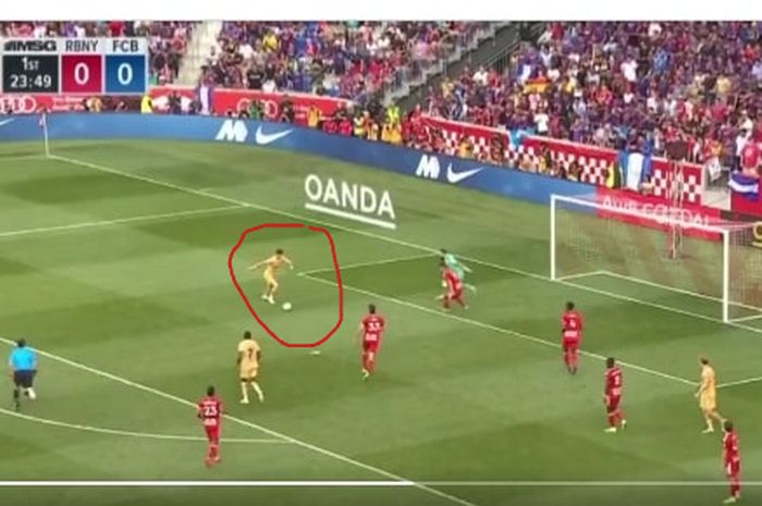 Robert Lewandowski gagal cetak gol dalam sebuah peluang bagus di laga pramusim New York Red Bulls vs Barcelona di New Jersey (30/7/2022).