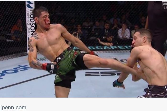 Tendangan Brandon Moreno yang melumpuhkan Kai Kara-France dalam laga UFC 277, Minggu (31/7/2022) WIB di Dallas.
