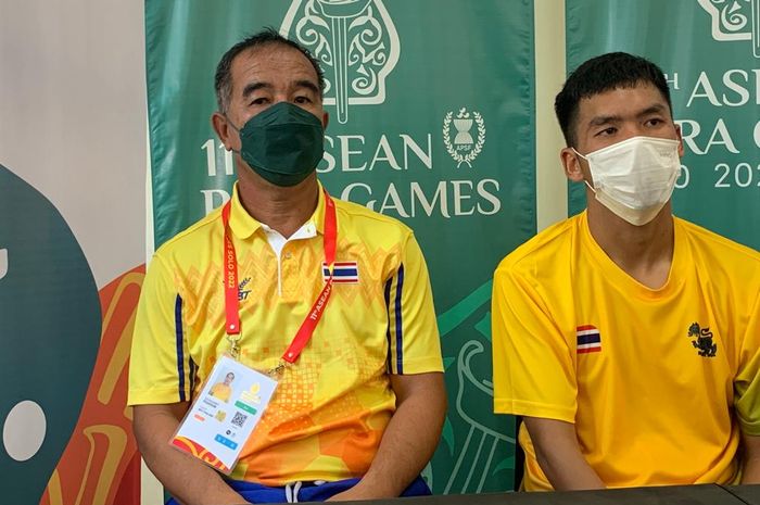 Pelatih timnas Sepakbola CP Thailand, Bannawat Posrioun usai berlaga melawan Indonesia pada laga perdana di Stadion UNS Solo, Minggu (31/7/2022)