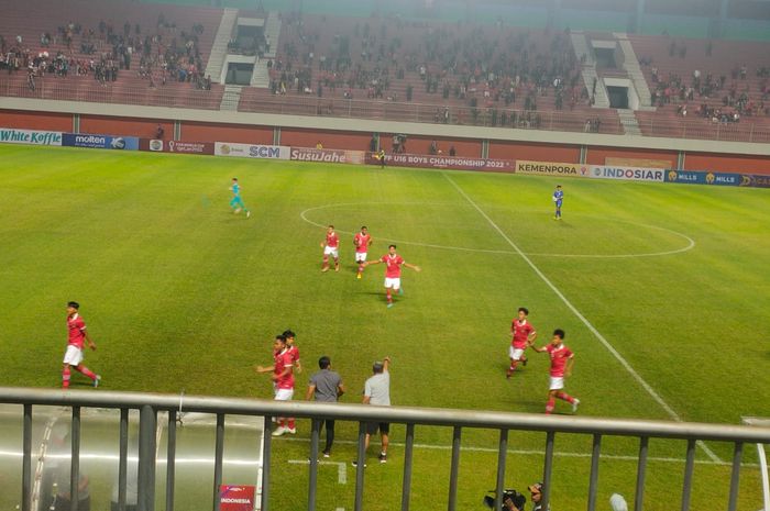 Pemain timnas u-16 Indonesia melakukan selebrasi setelah mencetak gol ke gawang Filipina pada ajang Piala AFF U-16 2022 di Stadion Maguwoharjo, Sleman, Minggu (31/7/2022).