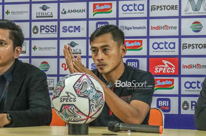 Penyerang Persis Solo, Samsul Arif, saat ditemui awak media dalam sesi jumpa pers di Stadion Patriot Candrabhaga, Bekasi, Jawa Barat, 31 Juli 2022.