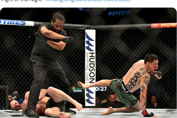 Momen duel di UFC 277 yang mempertemukan Brandon Moreno (kanan), dan Kai Kara-France (kiri, di bawah wasit).