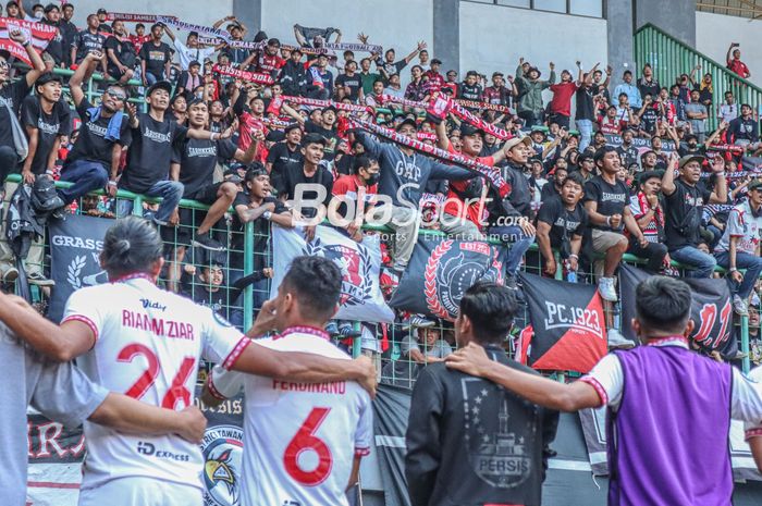 Suporter Persis Solo alias Pasoepati nampak hadir mendukung timnya di Stadion Patriot Candrabhaga, Bekasi, Jawa Barat, 31 Juli 2022.